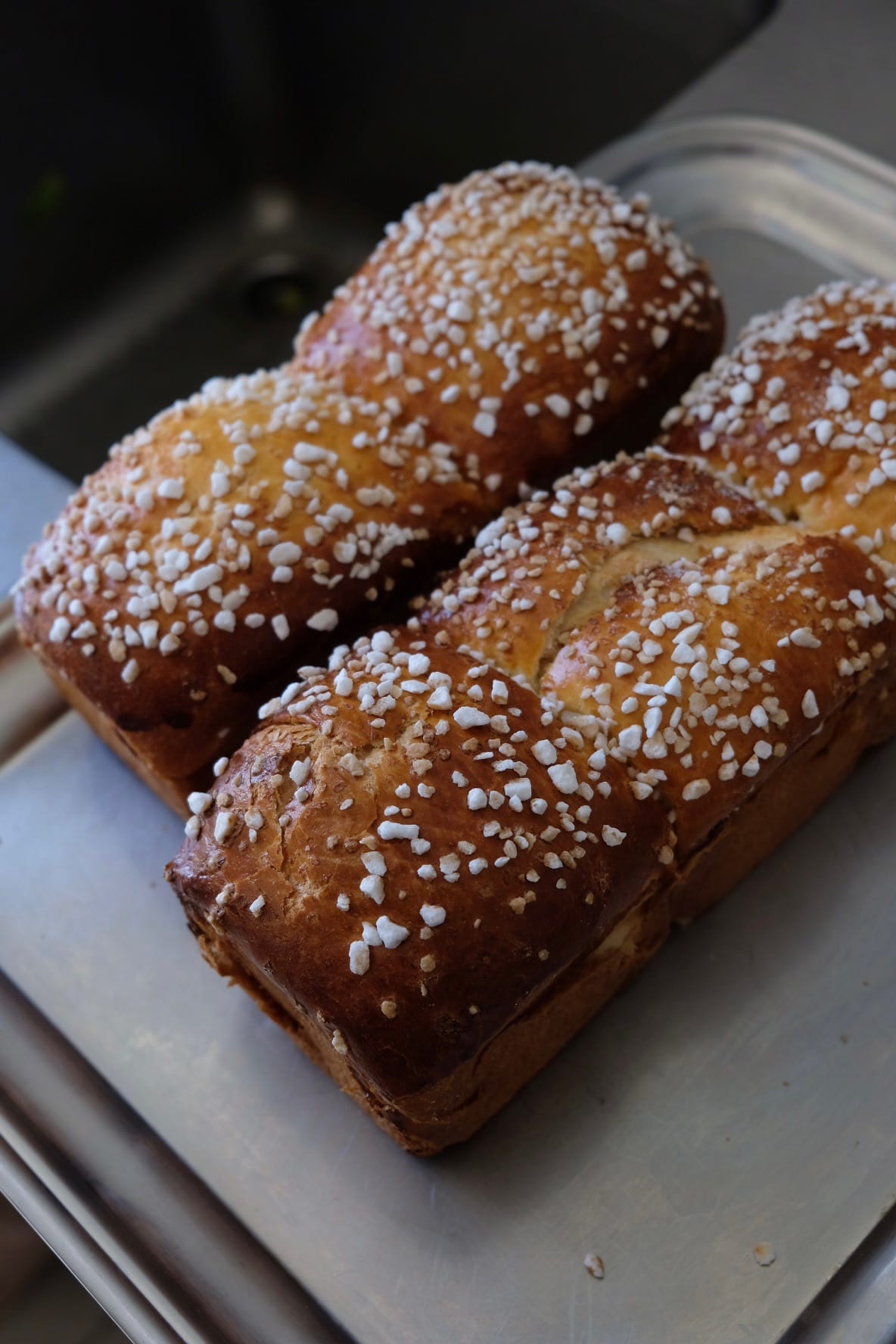 Brioches maison au sucre perlé, sortie de four