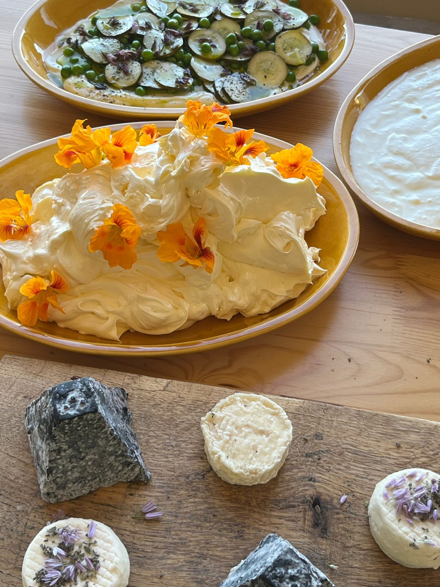 Plateau de fromages frais aux fleurs, beurre monté aux capucines et salade de courgettes