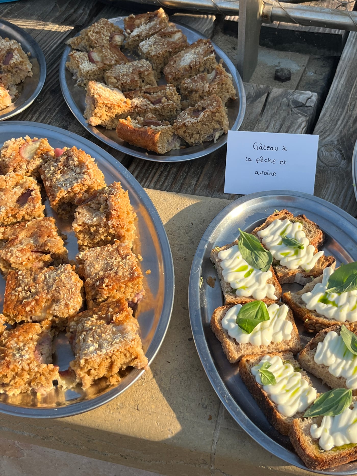 Gâteau à la pêche et à l’avoine et tartines de stracciatella au basilic