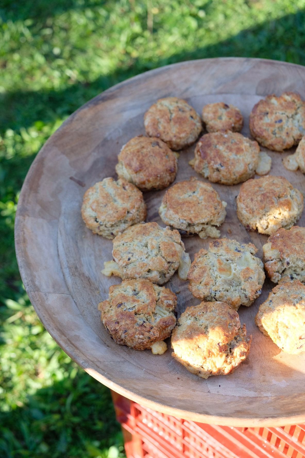 Scones maison présentés dans un large plat en bois