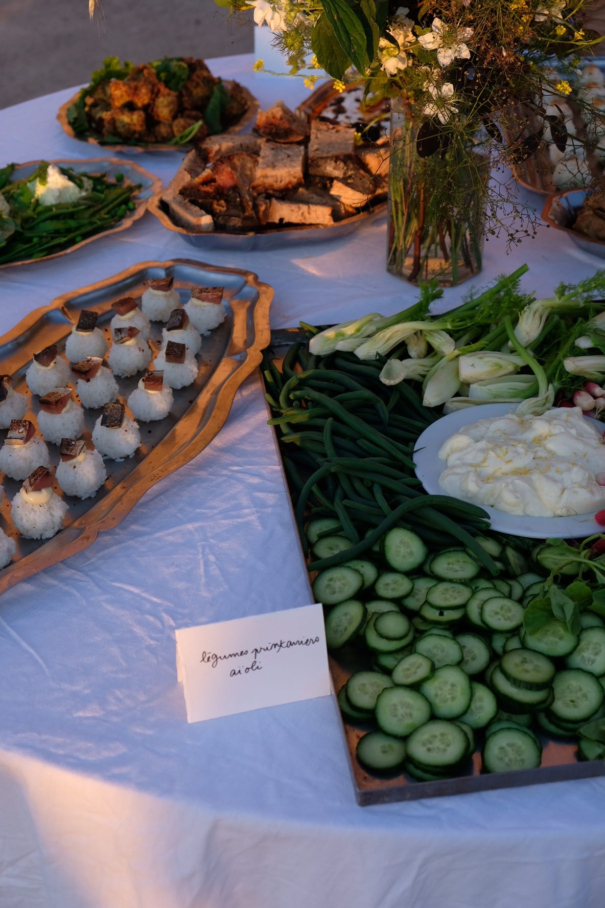 Buffet de légumes printaniers et aïoli, onigiri au maquereau et pains maison