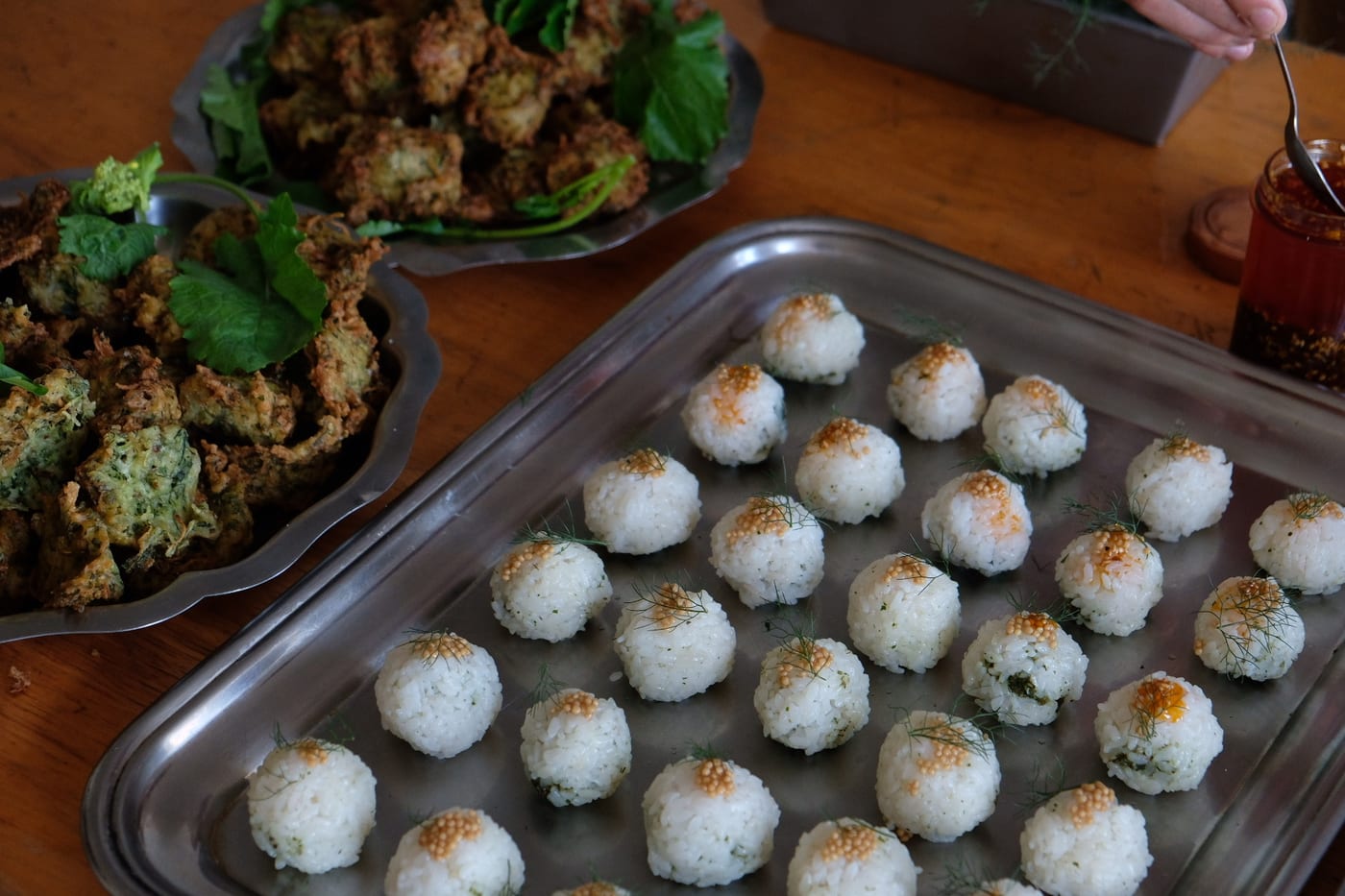 Beignets de légumes et plateau d’onigiri à l’aneth et à la moutarde