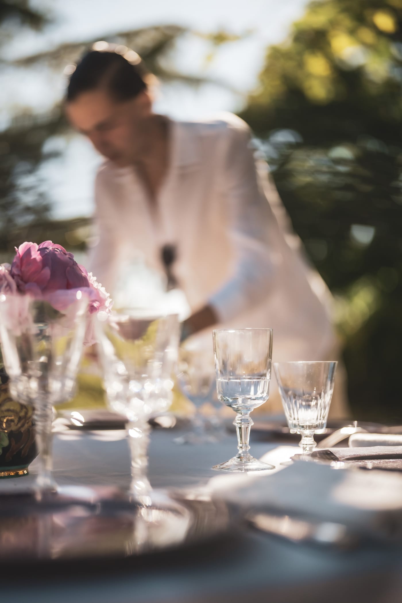 Dressage d’une table de réception, verres en cristal et pivoines