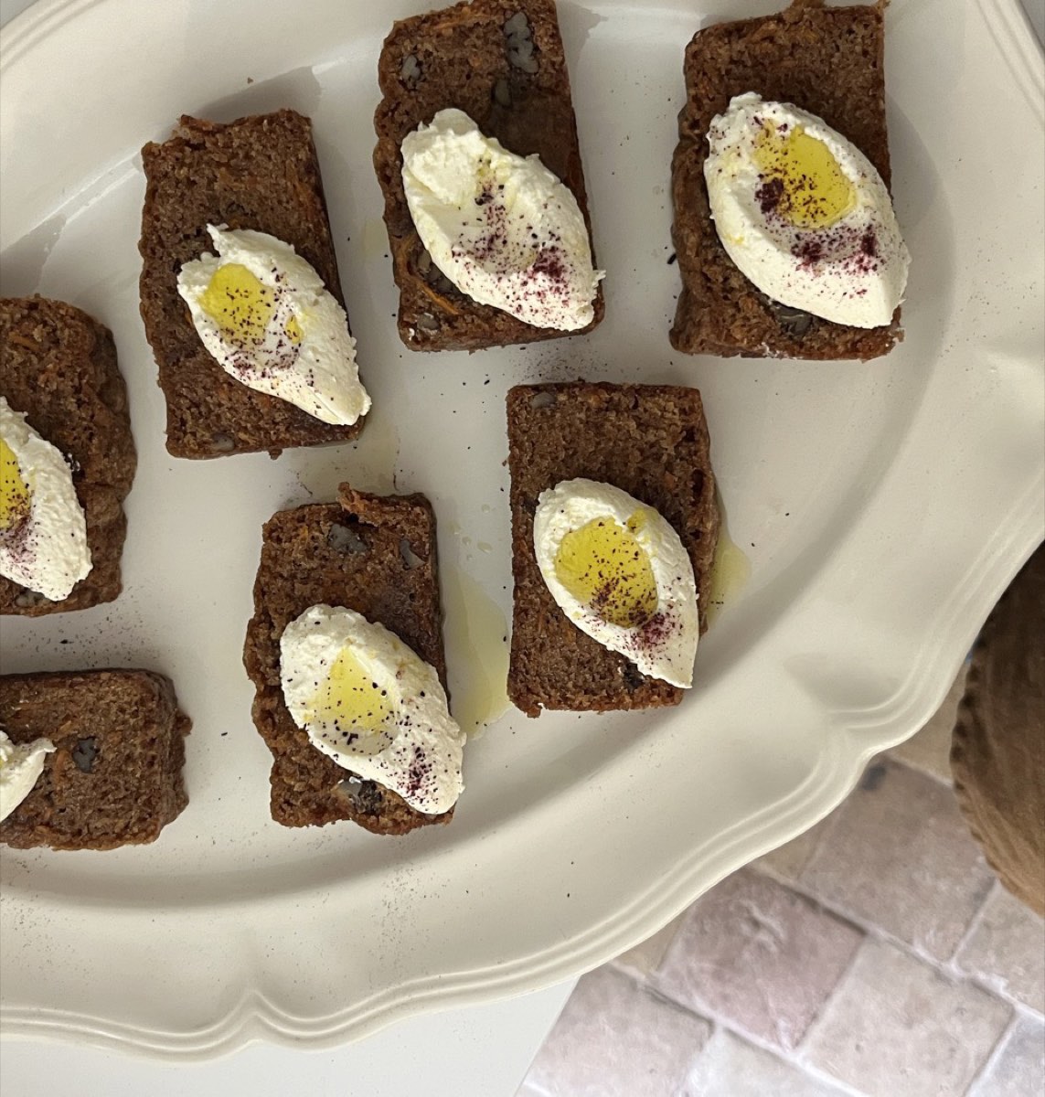 Bouchées de cake aux noix surmontées d'une quenelle de fromage frais, d'huile d'olive et d'épices, par tablée sud