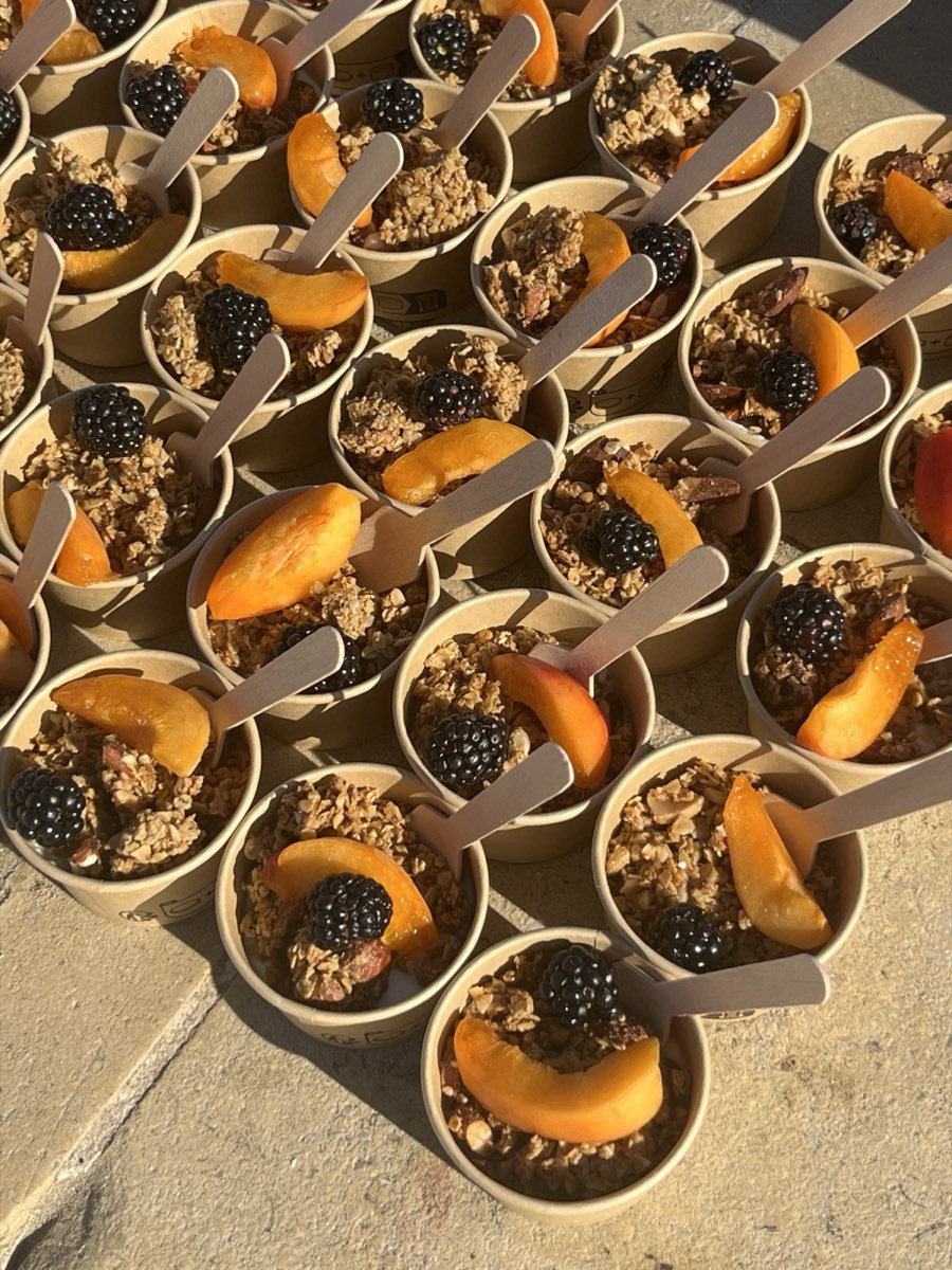 Coupes individuelles de granola maison garnies de mûres et de fruits d'été, petit-déjeuner signé tablée sud