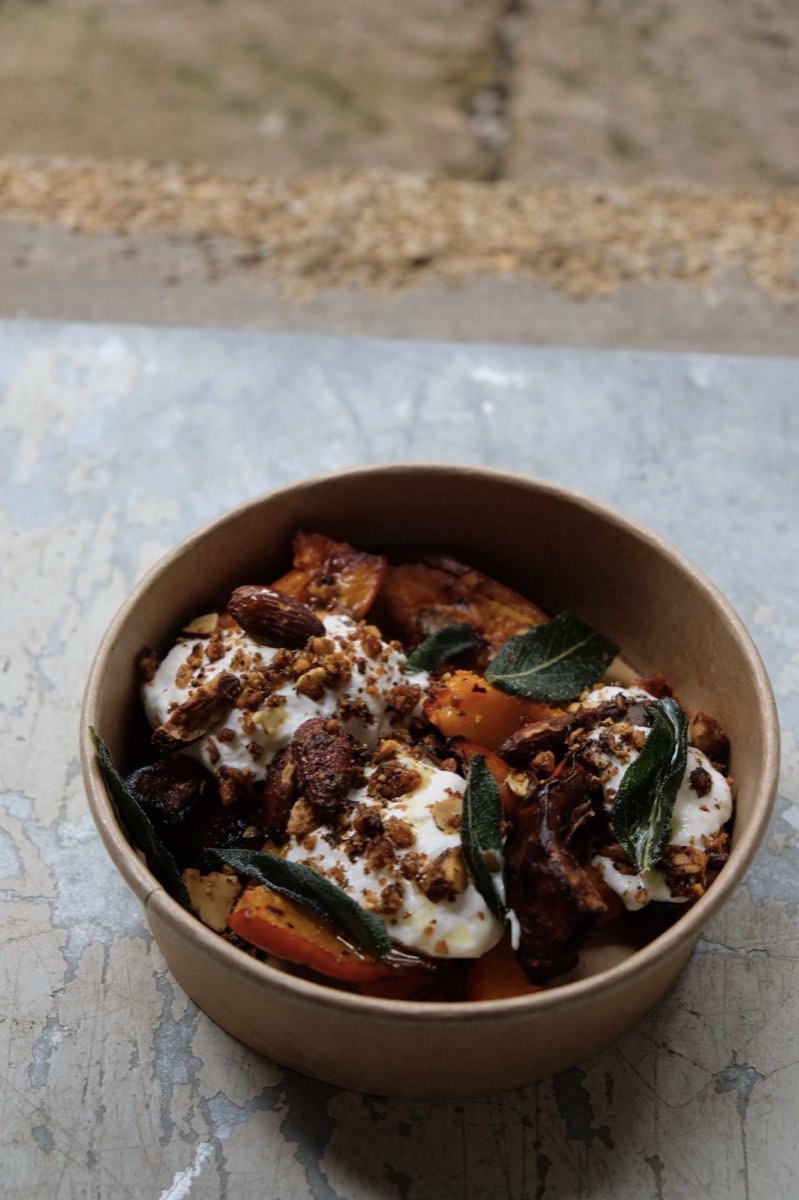 Bol individuel de tablée sud garni de légumes rôtis, crème, amandes et feuilles de sauge frites
