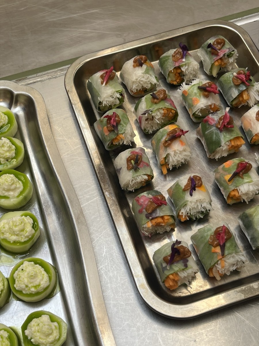 Dressage en cuisine chez tablée sud : rouleaux de printemps aux légumes et herbes, décorés de pétales de fleurs