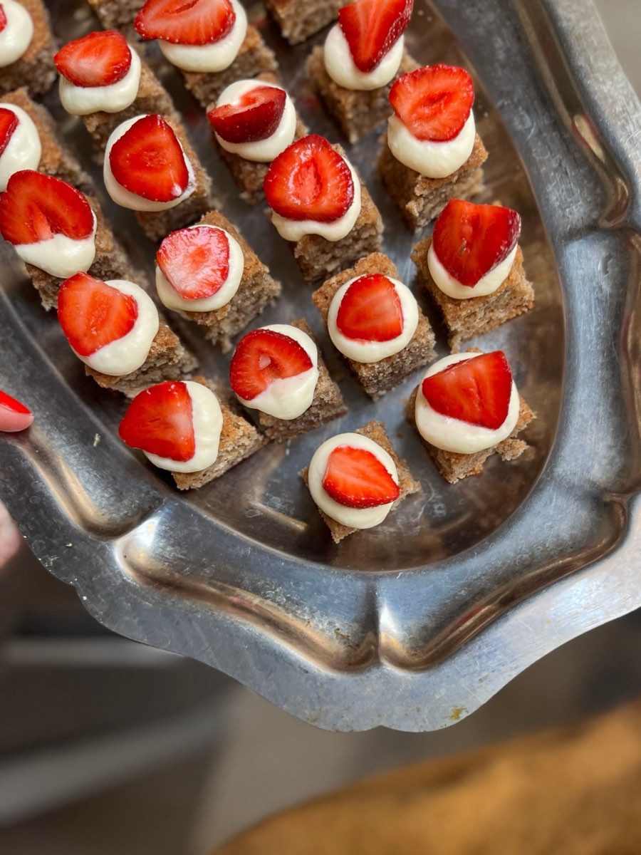 Bouchées sucrées de tablée sud : sablé, crème mascarpone et quartier de fraise fraîche sur un plateau argenté