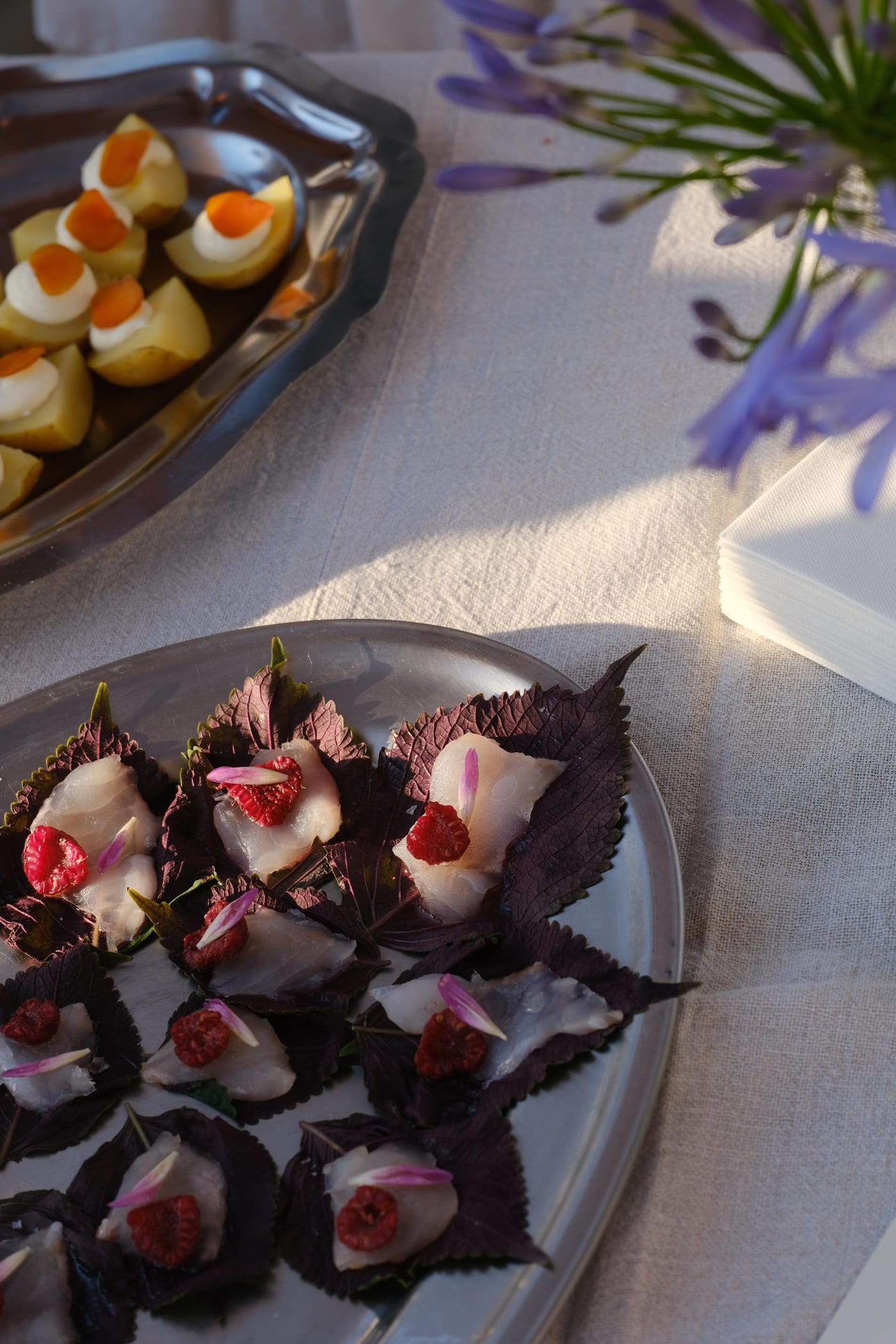 Crudo de rascasse sur feuille de shizo, huile de verveine citronnée et framboise, et pommes de terre grenaille à la crème crue